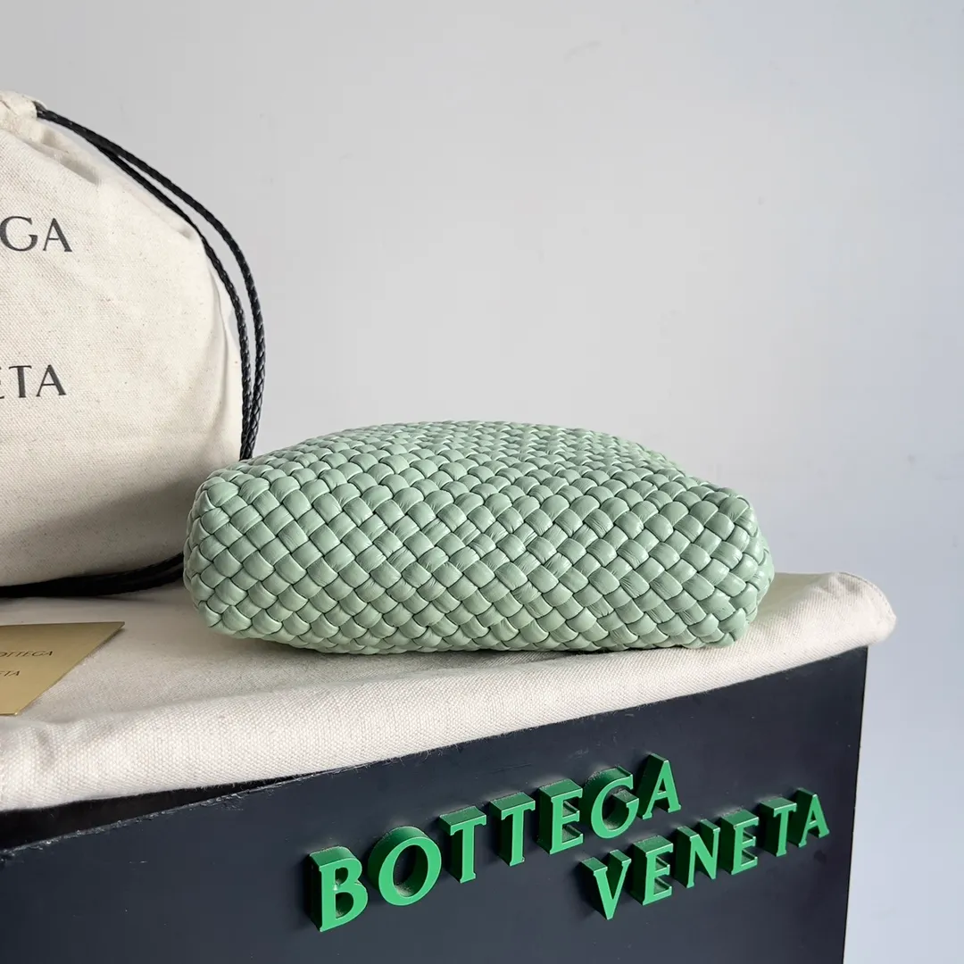 Batch 3760 BV collectible small woven handbags are really YYDS!! Bottega Veneta’s most classic small woven handbags are back! ! We use the highest quality leather with the highest craftsmanship❤️ to create the most expensive works. We have created the Intrecciato leather weaving process❤️ This unique traditional exclusive leather weaving method has not only become our logo but also reflects the time-consuming and labor-intensive craftsmanship of our products❤️ The new TOSCA handbag must be a selection worth collecting🆕 Style number: 776755 Size: 20*15.5*7cm